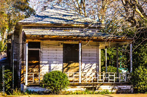 Cuadro en lienzo Old Weathered House In Disrepair