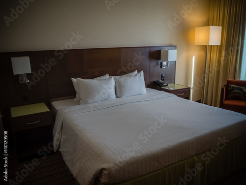 Foto King-size bed with bedside table and lamp