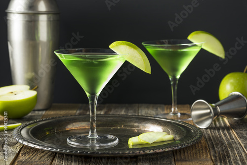 Foto Homemade Green Alcoholic Appletini Cocktail
