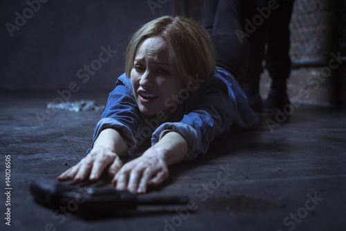 Cuadro en lienzo Persistent unable girl trying getting to a gun
