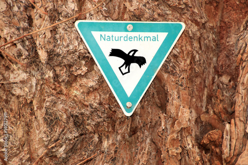 Naturdenkmal Schild am Baum
