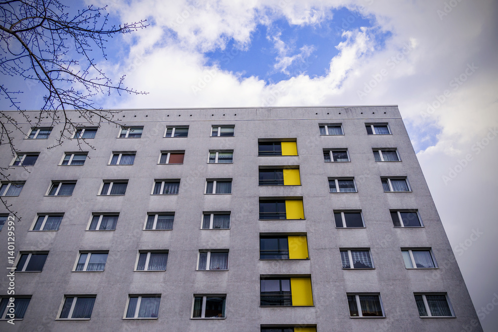 Fototapeta premium Sanierter Plattenbau