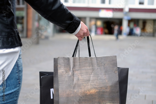 Junge Frau beim Shopping in der Fußgängerzone