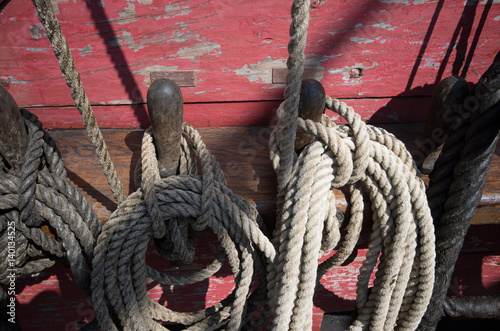 Seile für die Takelage eines Schiffes photo