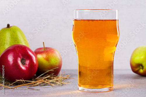 Photographie Glass and bottles of apple and pear cider with fruits
