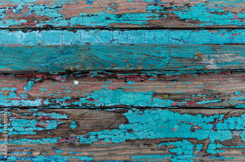 Ausschnitt eines alten Holzbootes mit blätternder Farbe