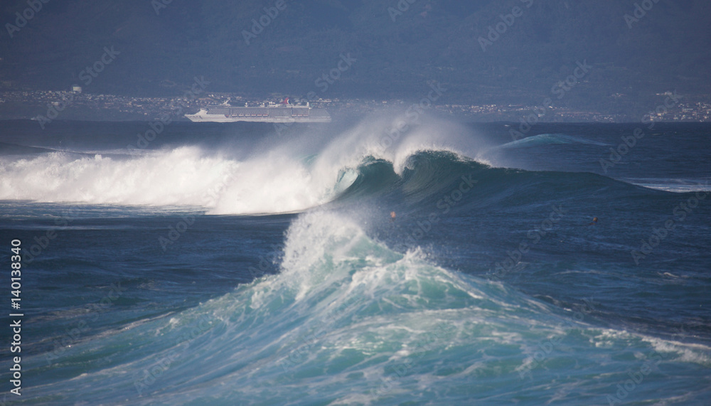 Large waves from winter swells off the coast of Maui, Hawaii