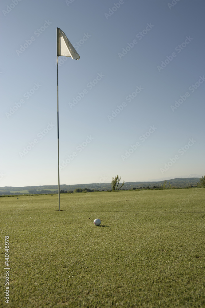 Obraz premium Golf flag and ball