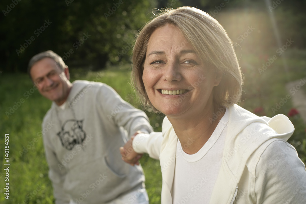 Obraz premium Smiling mature couple holding hands
