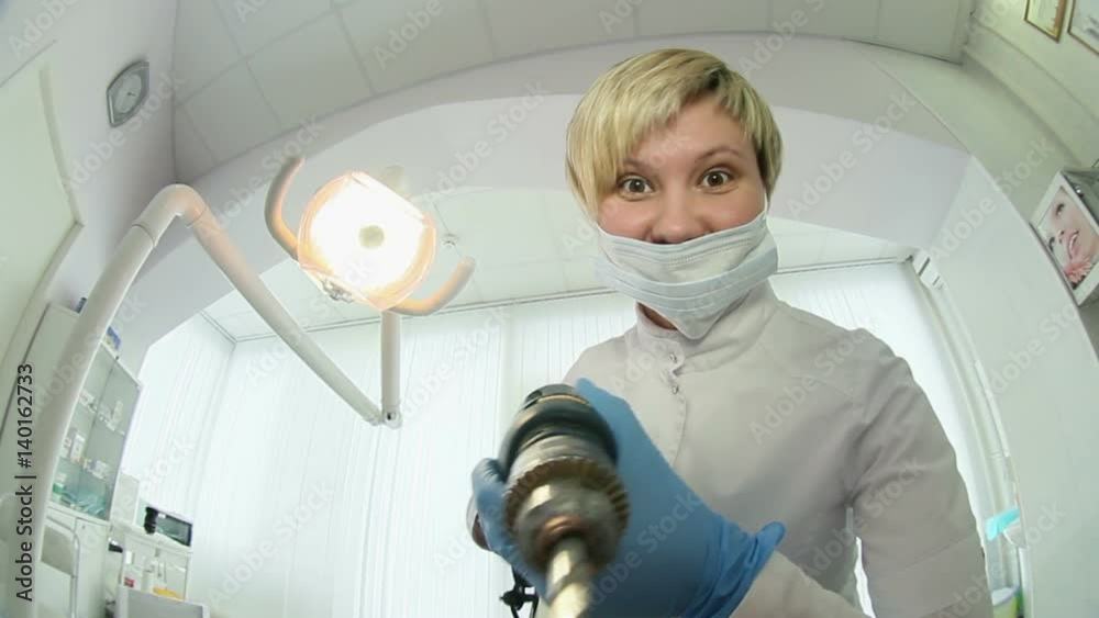 The dentist directs the light and directs at the camera punch. The dentist is a murderer. A nightmare. The dentist directs the light and directs at the camera punch. The dentist is a murderer. A nightmare.