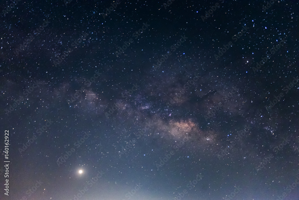 Naklejka premium Milky way galaxy with stars and space dust in the universe, Long exposure photograph. with grain