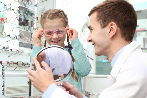 Young doctor helping little...