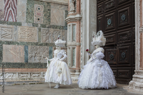 Coppia di donne mascherate a Venezia photo