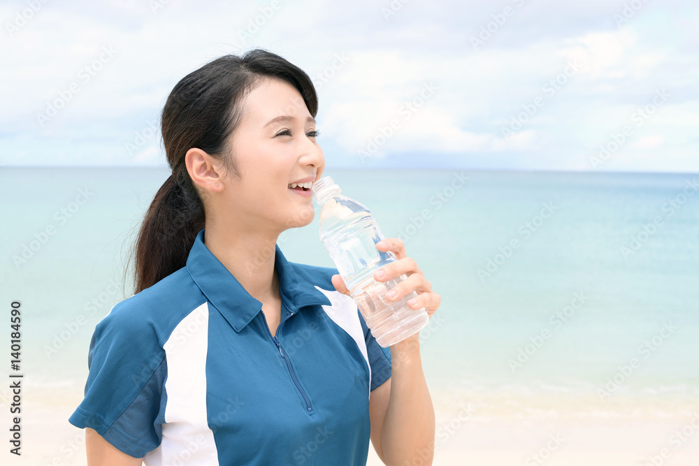 水分補給をする女性 水分補給をする女性