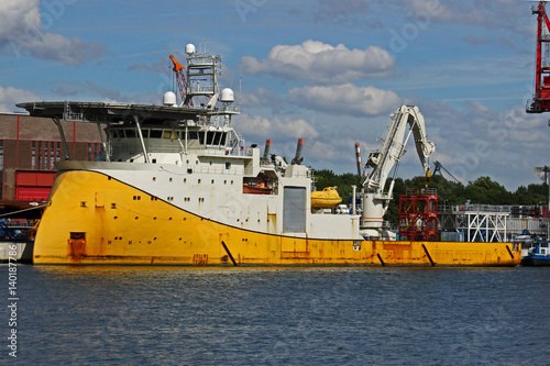 Gelber Offshore Versorgungsschiff