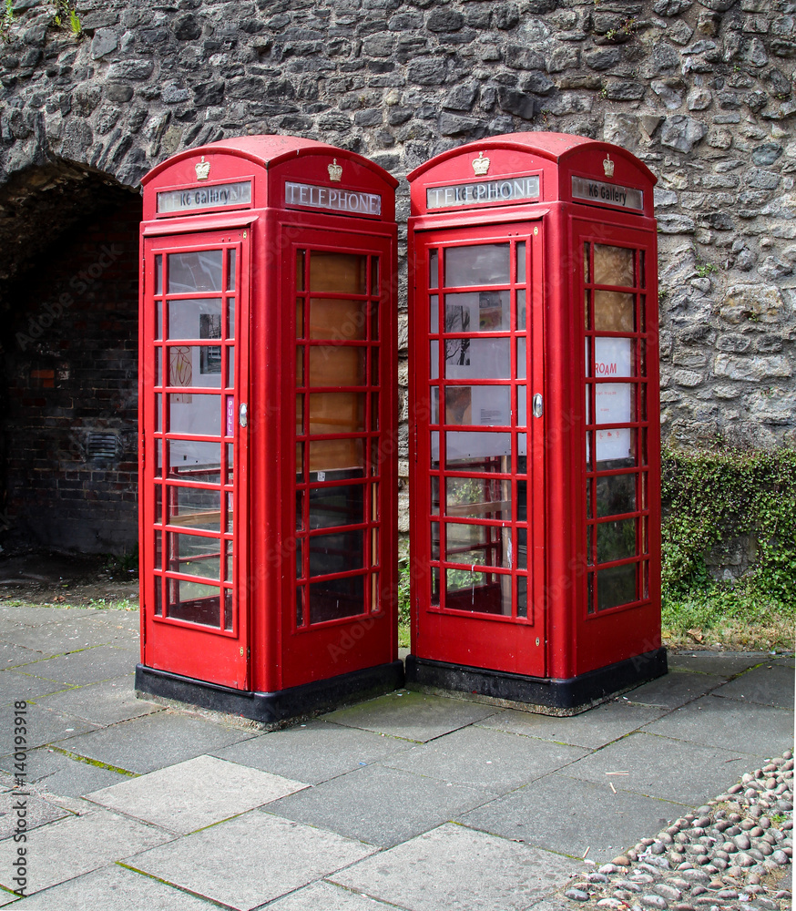 Alte trationionelle Telefonzellen / Häuschen in England Alte trationionelle Telefonzellen / Häuschen in England