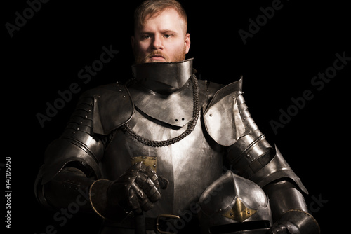 Photo Knight in armour after battle on the black background