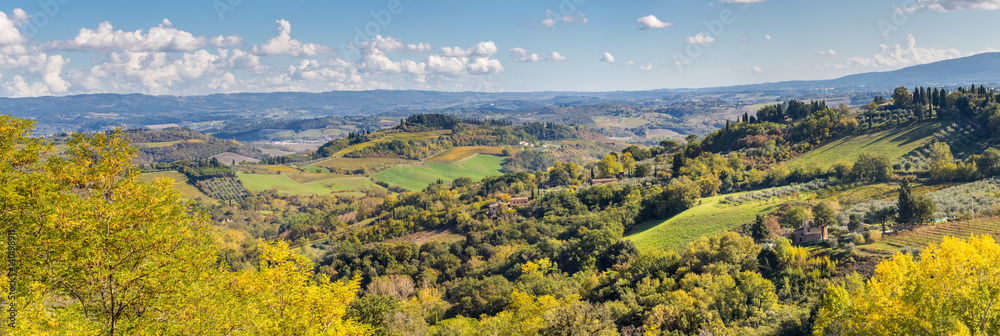 Panorama de campagne italienne autour de San Gimignano, Toscane 