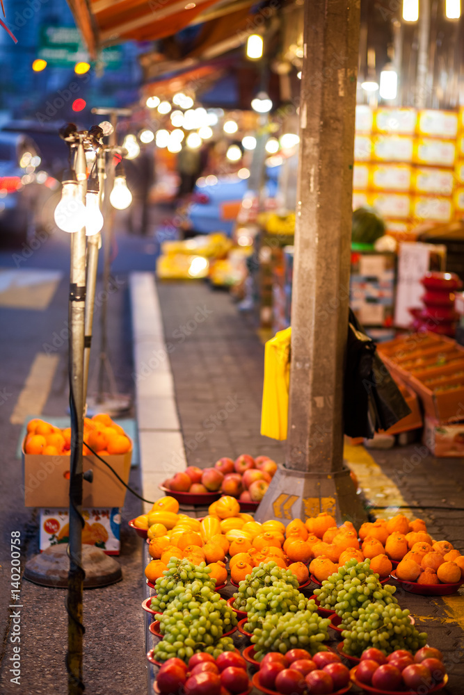 Fototapeta premium Sklep z owocami w nocy na chodniku
