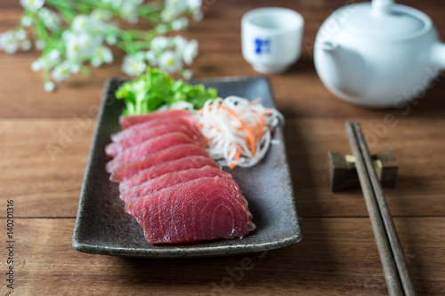 Sashimi z tuńczyka, surowa ryba w tradycyjnym japońskim stylu