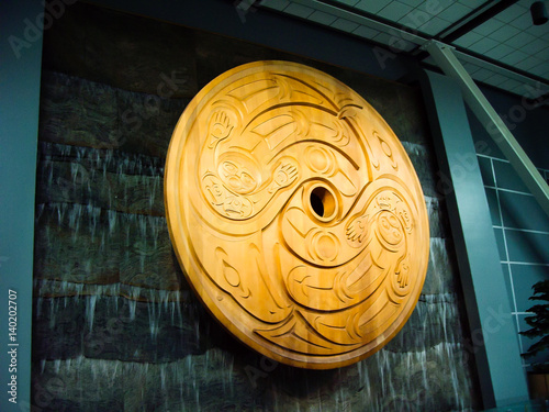 バンクーバー空港の木彫りのオブジェ（カナダ）