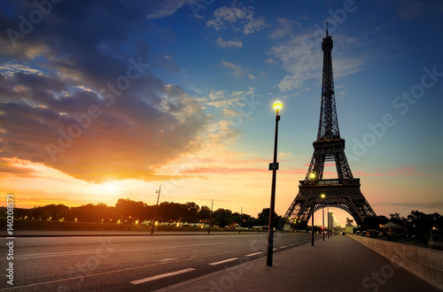 Cloudy sunrise in Paris © Givaga