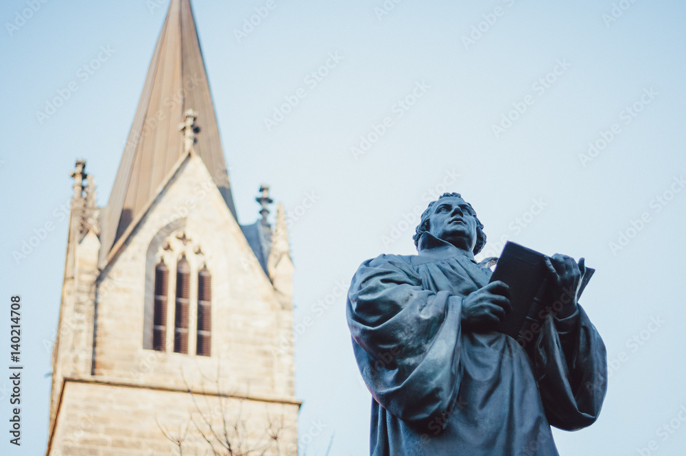 Fototapeta premium Martin Luther Statue auf dem Anger vor Kaufmannskirche Erfurt