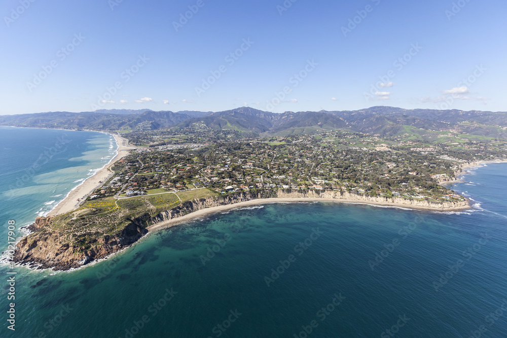 Obraz premium Aerial view of Point Dume and the Pacific ocean shoreline in Malibu California.