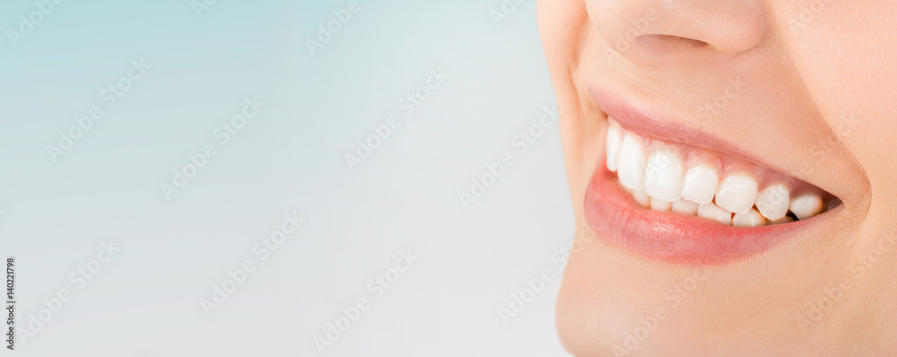Fototapeta premium Piękna młoda kobieta uśmiech. Białe zęby na planie ogólnym.