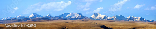 Fototapeta The Himalaya Mountains panorama 5000 meters high in Tibet