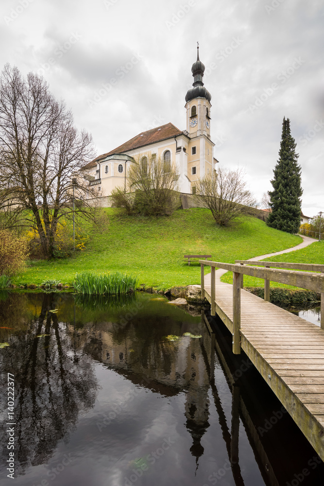 Kirche St Johannes in Breitbrunn am Chiemsee an einem Frühlingstag, Bayern in Deutschland