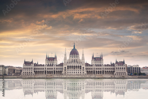 Canvas Print Parliament building in Budapest, Hungary on a cloudy day at sunset
