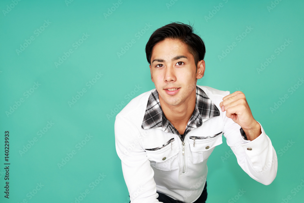 ガッツポーズの男性