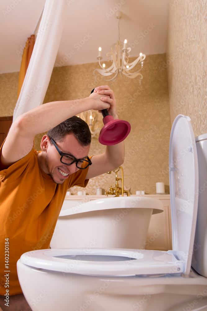 Ταπετσαρία Man in glasses clears the clog in the toilet