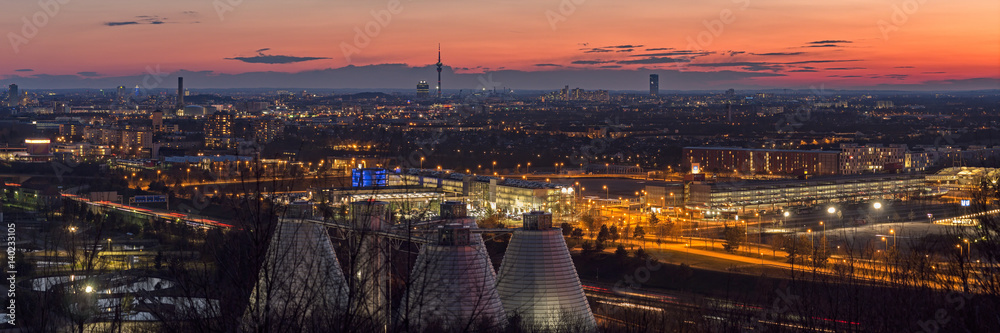 Panorama des münchner Nordens nach Sonnenuntergang, München