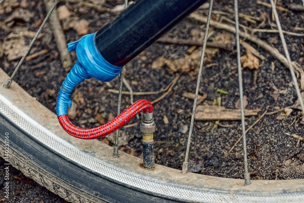 Naklejka premium Накачка колеса велосипеда старым насосом