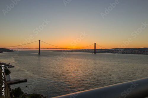 Puente 25 de Abril en Lisboa sobre río Tejo