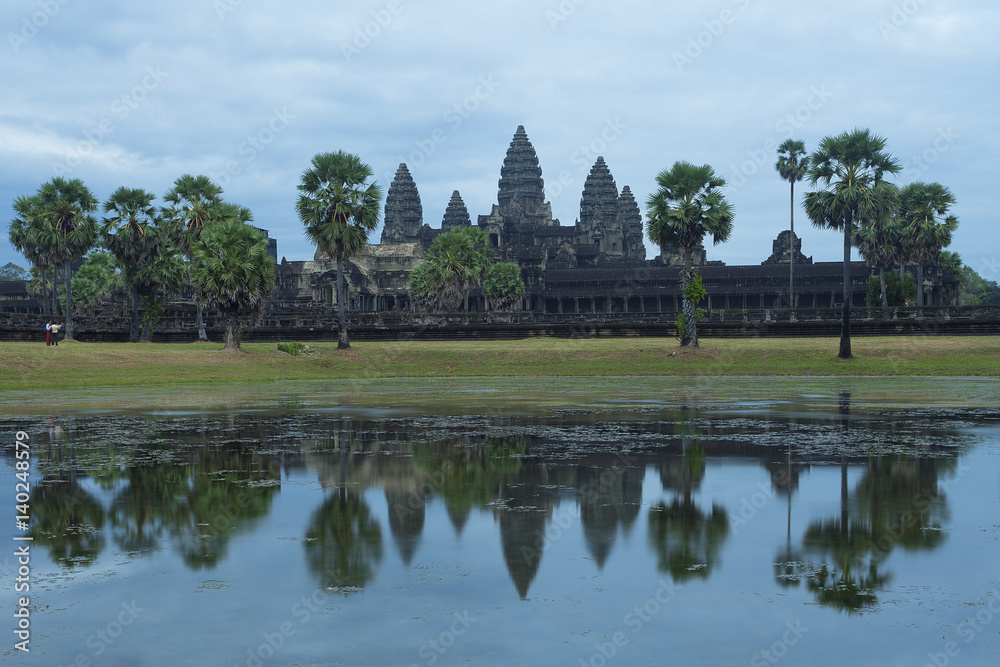 Fototapeta premium Angkor Wat during the blue hour twilight 