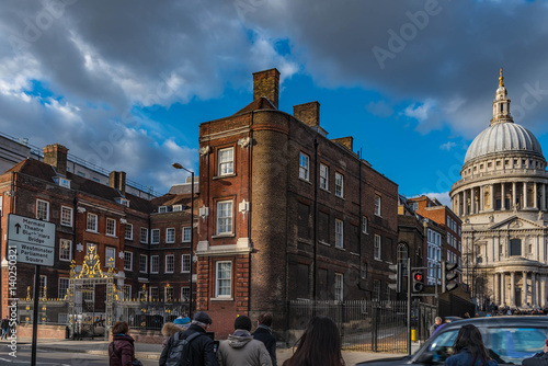Straße in London mit Backsteinhaus und St. Pauls Kathedrale
