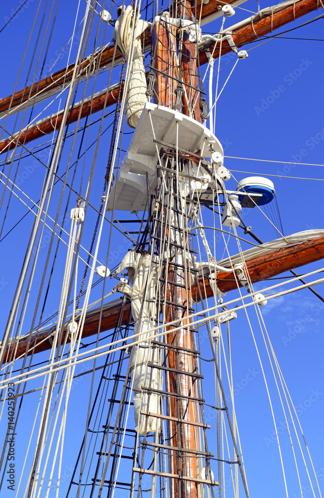 Obraz premium Nautical maritime scene with ropes and mast on a ship on a dock by the water