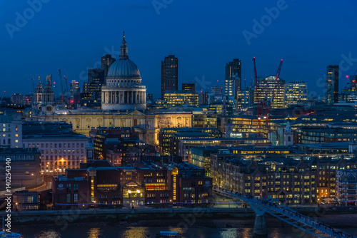 London bai Nacht, Blick auf St. Pauls Kathedrale © driendl