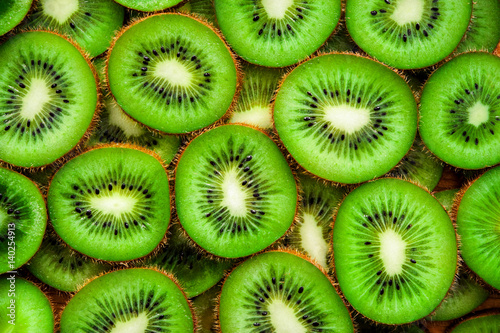 Tableau sur toile Juicy green round pieces of kiwi on the surface