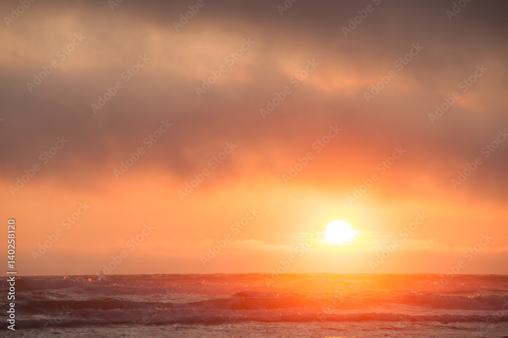 Obraz premium hazing sunset at Kalaloch beach