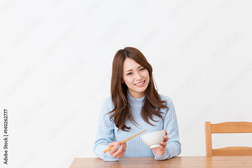 食事をする女性 食事をする女性