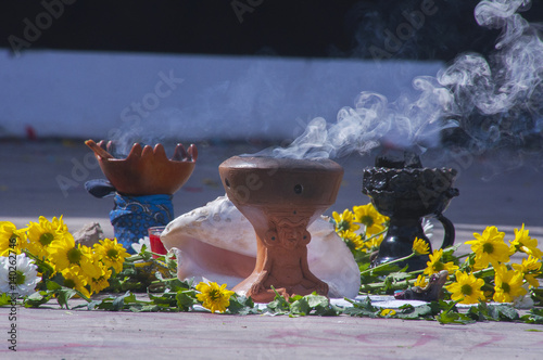 Quemadores de incienso de resina de copal rodeados de flores