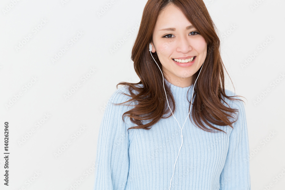 音楽を聴く女性 音楽を聴く女性