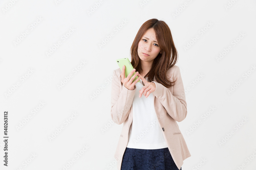 スマホを見る女性 ビジネス 考える スマホを見る女性 ビジネス 考える