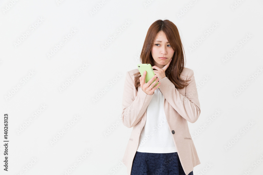 スマホを見る女性 ビジネス 考える スマホを見る女性 ビジネス 考える