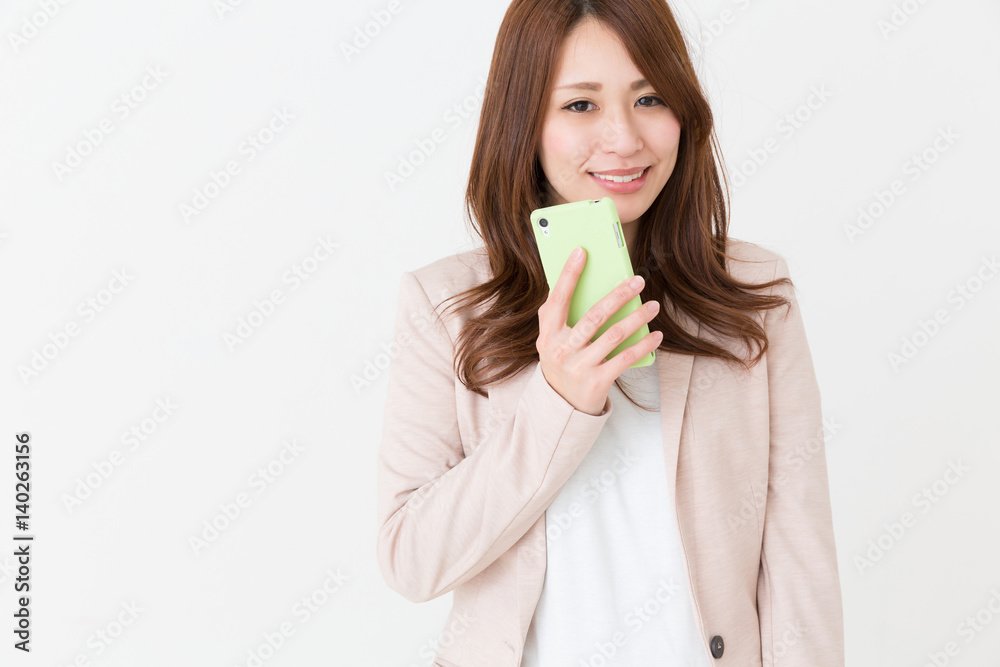スマートフォンを見る女性 ビジネス スマートフォンを見る女性 ビジネス