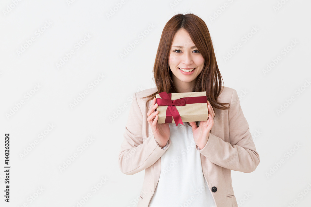 プレゼントを持つ女性 プレゼントを持つ女性